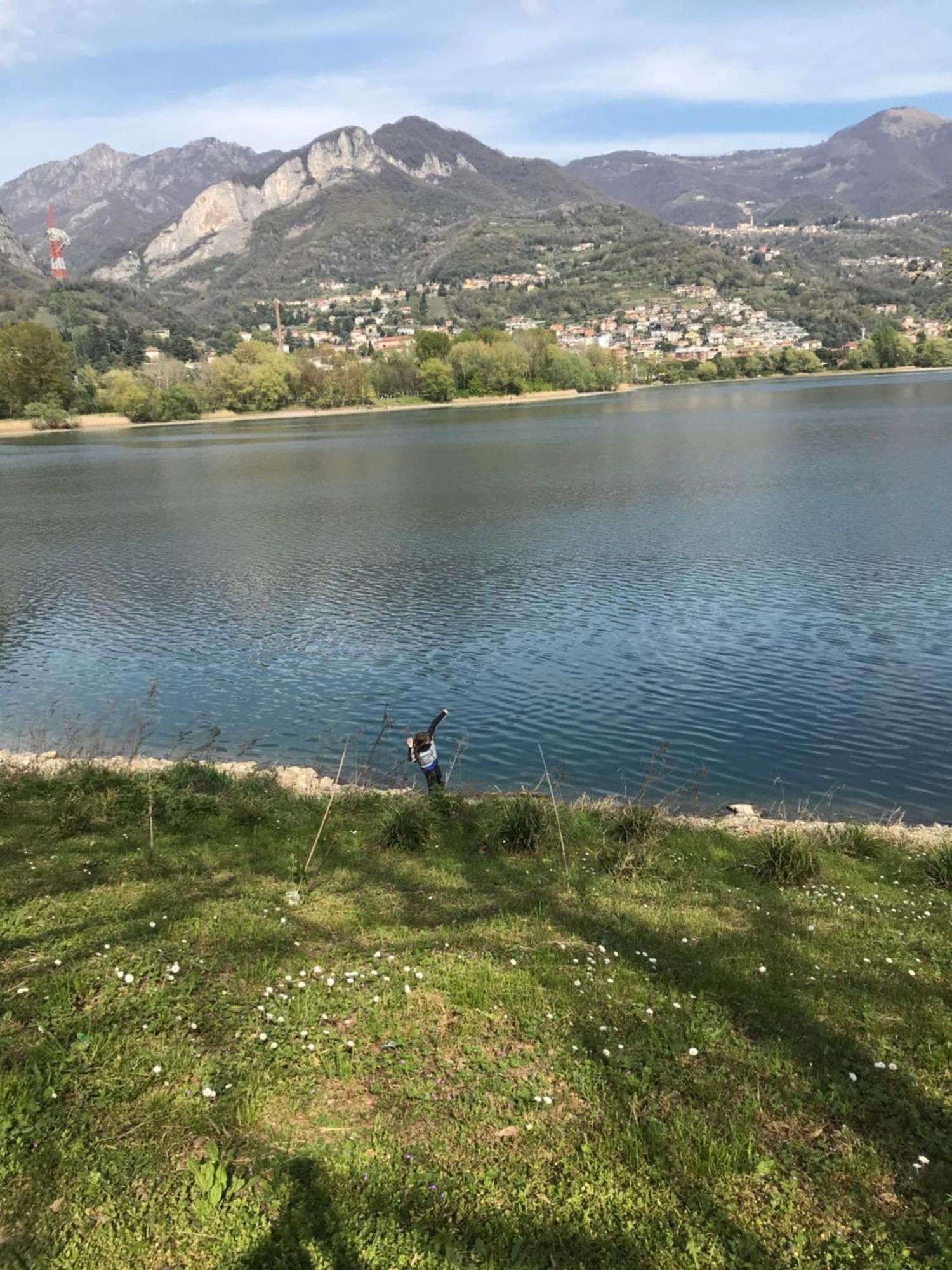 Iuli Lake Home Tra Lago E Montagna Olginate Exteriör bild